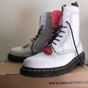 Dr. Martens Heart Brouge 8 Eye Boots